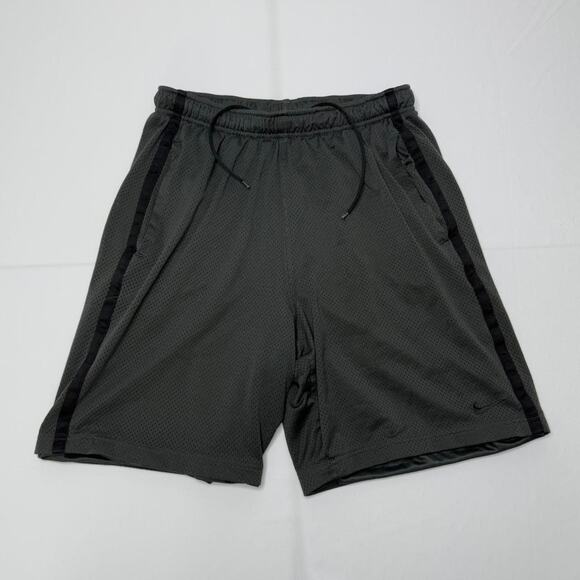 Vintage Nike Black basketball/ Athletic Short Size Large - Picture 1 of 5